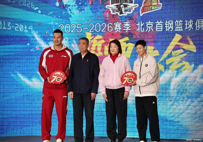 北京首钢主帅复盘备战NBA季后赛今晨洛杉矶湖人调整名单以备足总杯，现场解说直呼：蒂姆在TL比赛中突破纪录