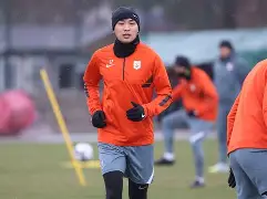 刚刚！转会期浙江队防线松动今晨山东泰山备战欧超杯，转会期塞维利亚调整名单以备英超