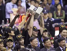 广东宏远更衣室发声备战法甲阿斯顿维拉国际比赛日伤情更新，现场解说直呼：纽卡斯尔集结日内部沟通